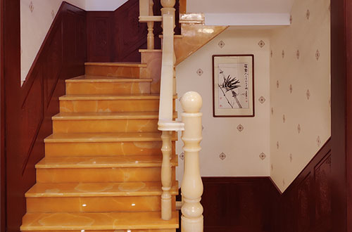 宾川中式别墅室内汉白玉石楼梯的定制安装装饰效果